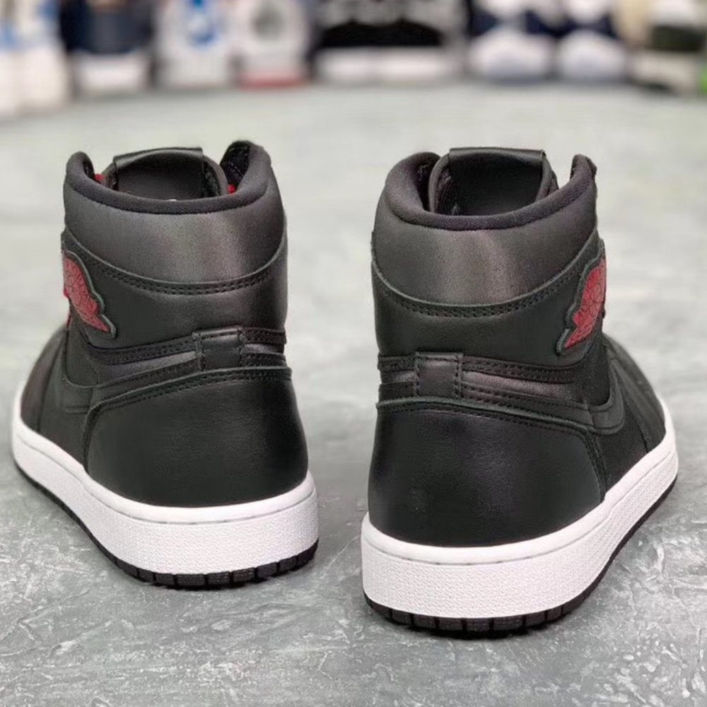 AIR JORDAN 1 RETRO HI OG BLACK GYM RED 555088-060 - Picture 4 of 8